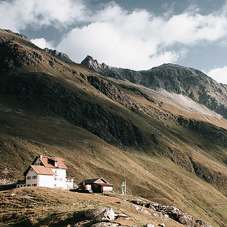 Landschaftsaufnahme mit Bergen, Wäldnern und Fluss im Sonnenschein als Location für FILM in AUSTRIA